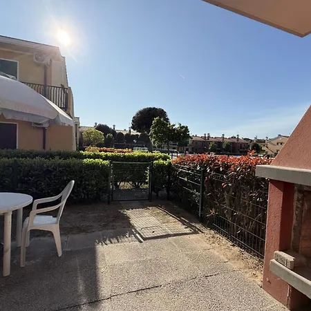 アパート Cozy With Private Garden In
